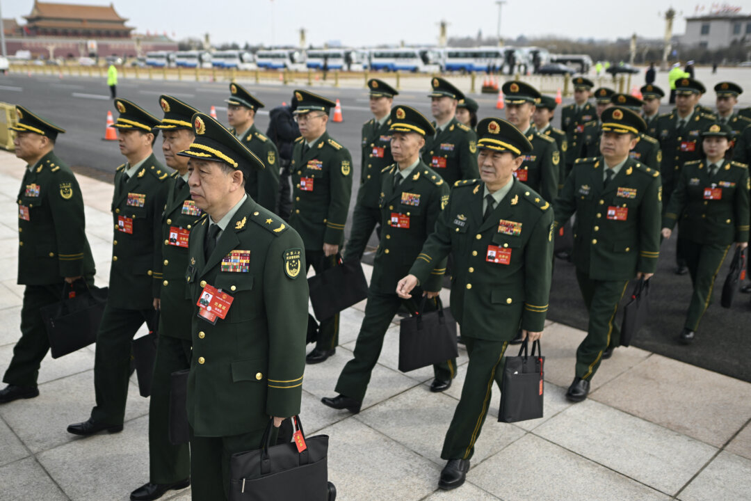 Các thành viên của phái đoàn quân đội đến dự một cuộc họp trước lễ khai mạc Hội nghị Hiệp thương Chính trị Nhân dân Trung Quốc (CPPCC) tại Đại lễ đường Nhân dân ở Bắc Kinh hôm 04/03/2024. (Ảnh: Wang Zhao/AFP qua Getty Images)
