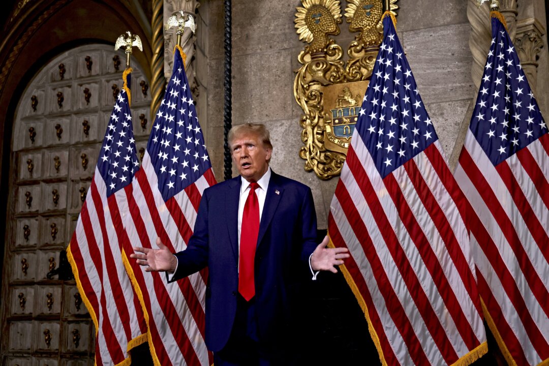 Cựu Tổng thống Donald Trump, ứng cử viên tổng thống của Đảng Cộng Hòa, nói trong thư viện, tại Mar-a-Lago ở Palm Beach, Florida, hôm 04/03/2024. (Ảnh: Alon Skuy/Getty Images)