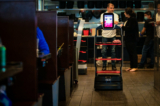 Một robot giao đồ ăn tại I Can Korean Barbeque ở Tustin, California, hôm 14/04/2023. (Ảnh: John Fredricks/The Epoch Times)