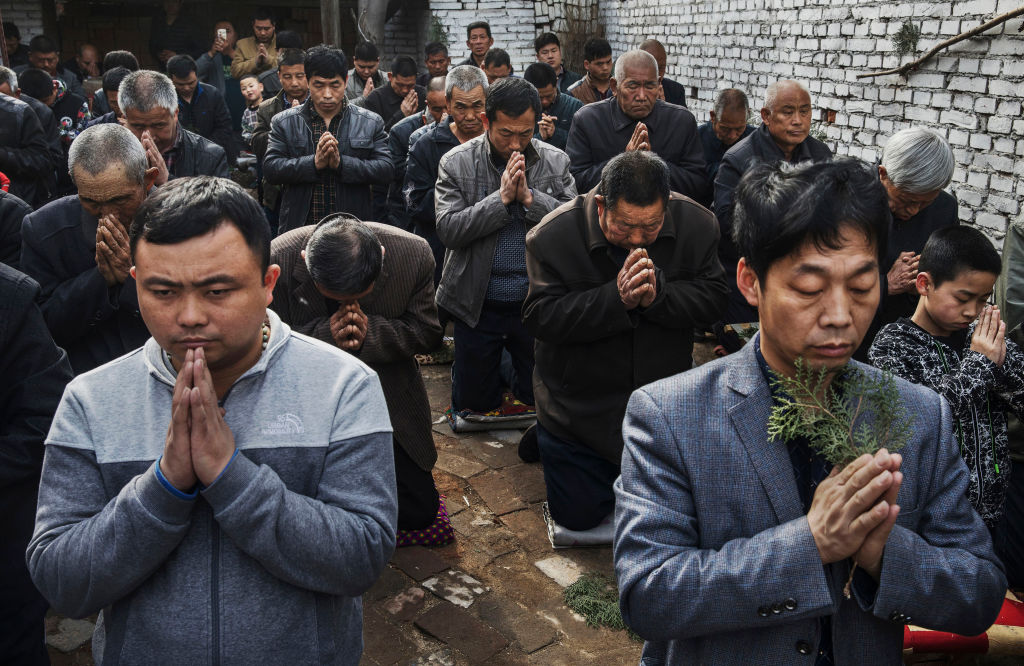 Những người Trung Quốc theo Công giáo quỳ gối và cầu nguyện trong Thánh lễ Chủ Nhật Palm trong Tuần lễ Phục sinh tại một nhà thờ “bí mật” hoặc “không chính thức” gần Thạch Gia Trang, tỉnh Hà Bắc, Trung Quốc, vào ngày 09/04/2017. Trung Quốc, một quốc gia công khai vô thần, đã áp đặt một số hạn chế đối với các tín đồ Cơ Đốc Giáo, chỉ cho phép thực hành hợp pháp đức tin này tại các nhà thờ được nhà nước chấp thuận. (Ảnh: Kevin Frayer/Getty Images)