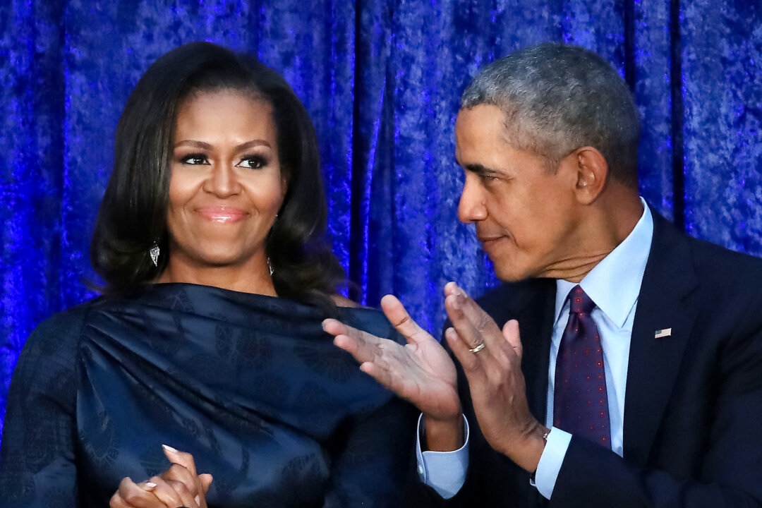 Cựu Tổng thống Hoa Kỳ Barack Obama và đệ nhất phu nhân Michelle Obama tham gia lễ ra mắt các bức chân dung chính thức của họ trong buổi lễ tại Phòng trưng bày Chân dung Quốc gia Smithsonian ở Hoa Thịnh Đốn, vào ngày 12/02/2018. (Ảnh: Mark Wilson/Getty Images)