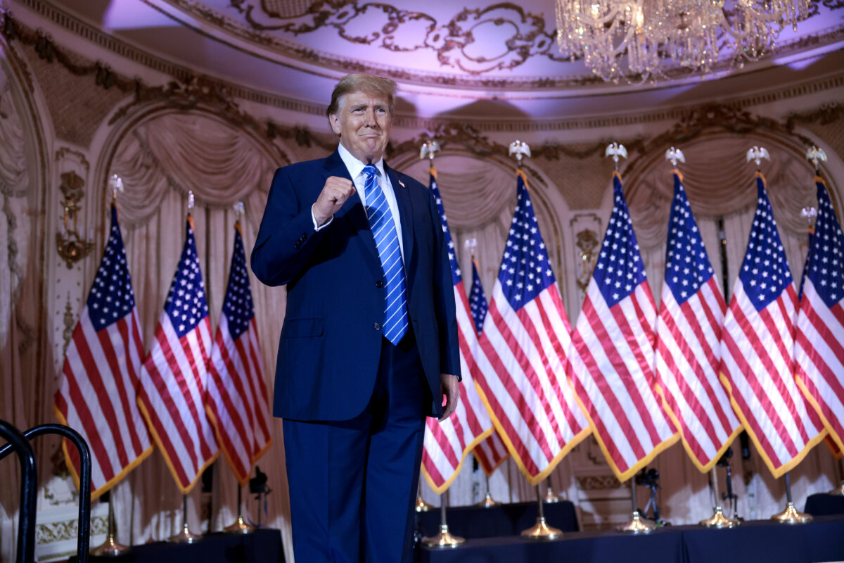 Ứng cử viên tổng thống thuộc Đảng Cộng Hòa, cựu Tổng thống Donald Trump đến dự tiệc theo dõi kết quả đêm bầu cử tại Mar-a-Lago ở West Palm Beach, Florida, hôm 05/03/2024. (Ảnh: Win McNamee/Getty Images)