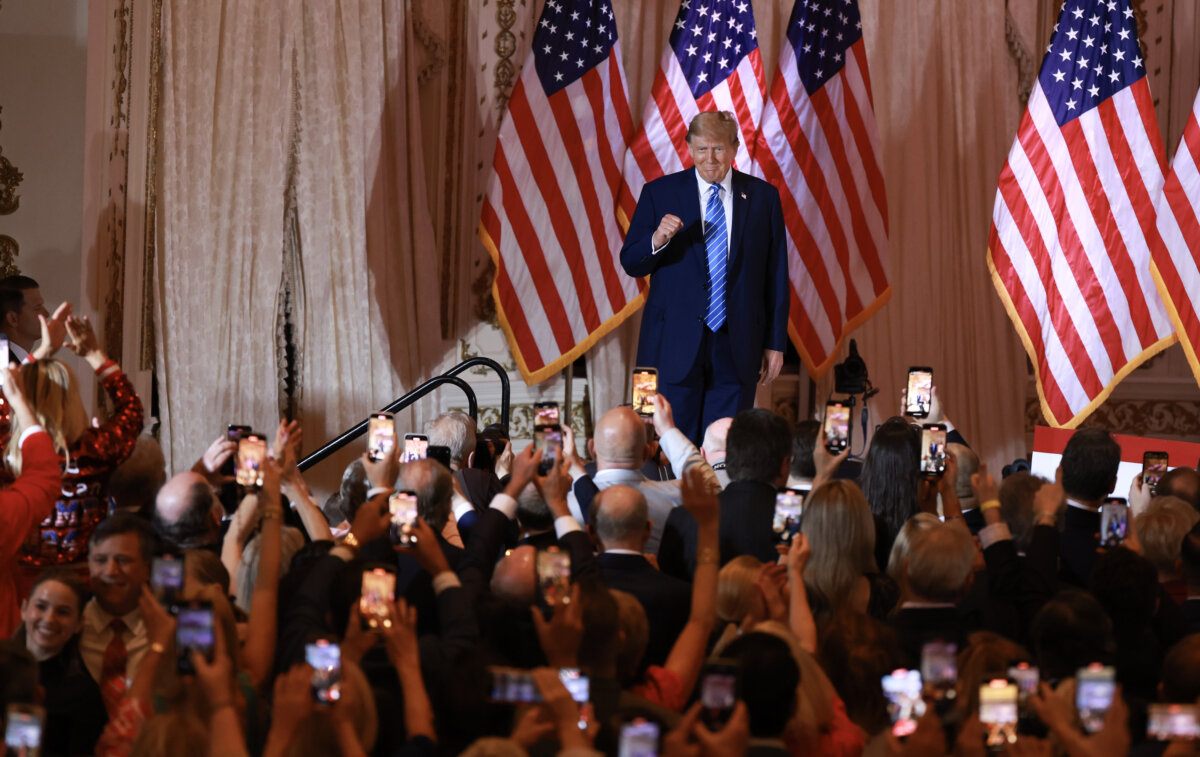 Ứng cử viên tổng thống của Đảng Cộng Hòa, cựu Tổng thống Donald Trump, tham dự một bữa tiệc theo dõi kết quả đêm bầu cử tại Mar-A-Lago hôm 05/03/2024 tại Palm Beach, Florida. (Ảnh: Joe Raedle/Getty Images)