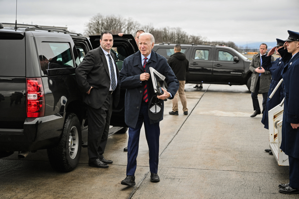 Tổng thống Joe Biden lên phi cơ Không lực Một tại Phi trường Khu vực Hagerstown ở Hagerstown, Maryland, hôm 05/03/2024. (Ảnh: Mandel Ngan/AFP qua Getty Images)