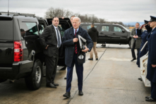 Tổng thống Joe Biden vừa mới xuống xe và chuẩn bị lên phi cơ Air Force One tại Phi trường Khu vực Hagerstown ở Hagerstown, Maryland, hôm 05/03/2024. (Ảnh: Mandel Ngân/AFP qua Getty Images)