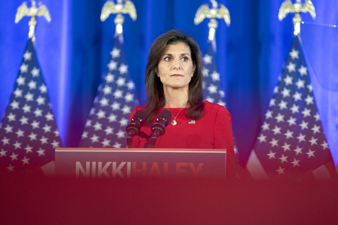 Bà Nikki Haley, ứng cử viên tổng thống Đảng Cộng Hòa và là cựu Đại sứ Hoa Kỳ tại Liên Hiệp Quốc, tuyên bố đình chỉ chiến dịch tranh cử tổng thống tại trụ sở chiến dịch của bà ở đảo Daniel, South Carolina, hôm 06/03/2024. (Ảnh: Sean Rayford/Getty Images)