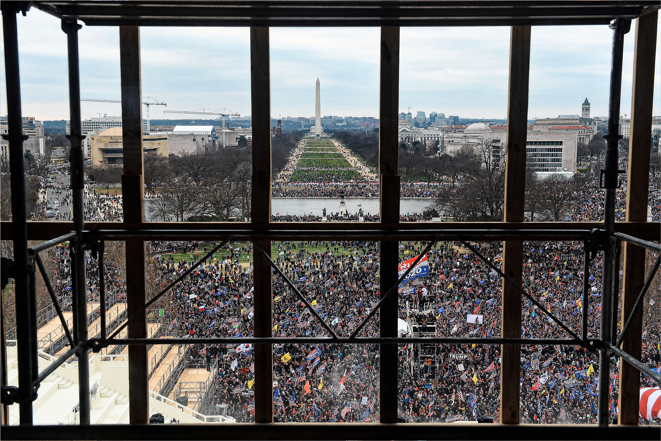 (Ảnh trên) Một người biểu tình đội chiếc nón có dòng chữ “We the People” trước Cơ sở Cải huấn Hoa Thịnh Đốn trong một cuộc biểu tình dành cho những người đã bị bỏ tù vì tham gia sự kiện 06/01 ở Hoa Thịnh Đốn, hôm 30/08/2022. (Ảnh dưới) Mọi người tụ tập để phản đối kết quả cuộc bầu cử năm 2020 tại Tòa nhà Quốc hội Hoa Kỳ, hôm 06/01/2021. (Ảnh: Stefani Reynolds/AFP qua Getty Images, Olivier Douliery/AFP qua Getty Images)