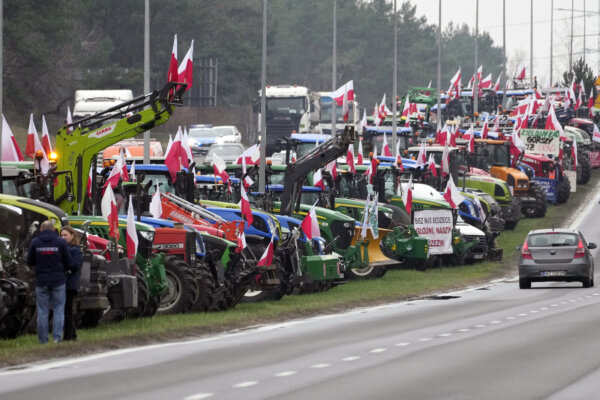 Nông dân Ba Lan và máy kéo của họ bên cạnh một con đường lớn trong cuộc biểu tình ở Lomianki, gần Warsaw, Ba Lan, hôm 06/03/2024. (Ảnh: Czarek Sokolowski/AP Photo)