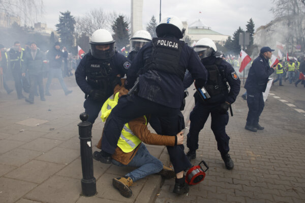 Cảnh sát bắt giữ một người đàn ông trong cuộc biểu tình ở Warsaw, Ba Lan, hôm 06/03/2024. (Ảnh: Michal Dyjuk/AP Photo)