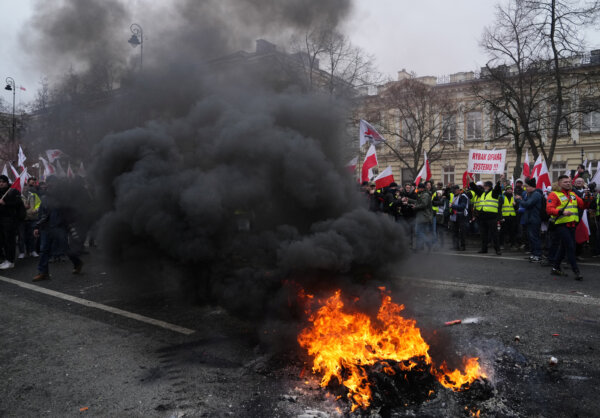 Lửa bùng cháy giữa đường khi nông dân biểu tình bên ngoài văn phòng Thủ tướng Ba Lan Donald Tusk ở Warsaw, Ba Lan, hôm 06/03/2024. (Ảnh: Aleksandra Szmigiel/Reuters)