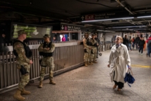 Cảnh sát Tiểu bang New York (NYSP), MTAPD, và Vệ binh Quốc gia New York (NYNG) tuần tra và tiến hành kiểm tra thùng đựng hàng tại Nhà ga Grand Central ở Thành phố New York hôm 06/03/2024. Bà Hochul thông báo rằng 1,000 nhân viên NYSP, MTAPD, và NYNG sẽ được điều động để trợ giúp NYPD tiến hành việc kiểm tra hành lý. (Ảnh: Adam Grey/Getty Images)