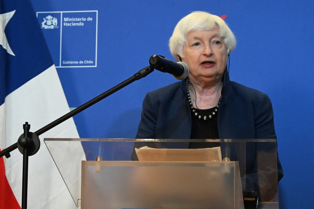 Bộ trưởng Ngân khố Hoa Kỳ Janet Yellen nói trong cuộc họp báo chung với Bộ trưởng Ngân khố Chile Mario Marcel (không có trong ảnh) tại trụ sở của Bộ ở Santiago, Chile, hôm 01/03/2024. (Ảnh: Rodrigo Arangua/AFP qua Getty Images)