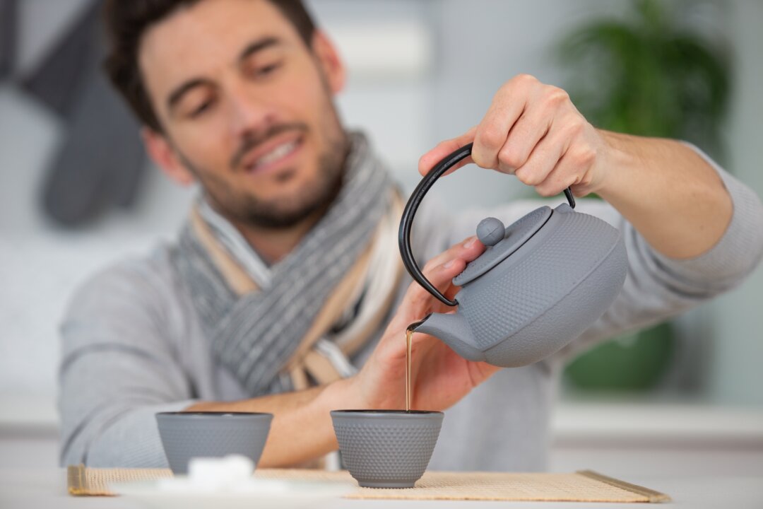 Uống trà đen có thể làm giảm nồng độ cortisol. (Ảnh: ALPA PROD/Shutterstock)