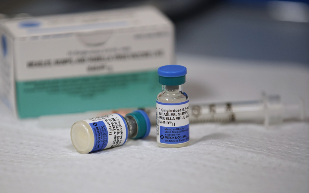 Một lọ vaccine sởi, quai bị và rubella 10 liều và một liều do MERCK sản xuất, đặt trên quầy tại Sở Y tế Hạt Salt Lake ở Thành phố Salt Lake, Utah, vào ngày 26/04/2019. (Ảnh: George Frey / Getty Images)