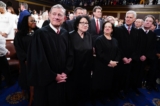 Chánh án Tối cao Pháp viện John Roberts (trái), cùng với (từ trái qua phải) các thẩm phán Sonia Sotomayor, Elena Kagan, Neil Gorsuch, Brett Kavanaugh, và Ketanji Brown Jackson (phía sau) đứng tại Hạ viện để chào đón Tổng thống Joe Biden đọc bài diễn văn Thông điệp Liên bang trước một phiên họp chung của Quốc hội, tại Phòng Hạ viện của Tòa nhà Quốc hội Hoa Kỳ, hôm 07/03/2024. (Ảnh: Shawn Thew/Pool/AFP qua Getty Images)