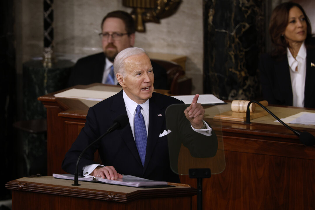 Tổng thống Joe Biden đọc Thông điệp Liên bang trong một phiên họp chung của Quốc hội tại Phòng họp Hạ viện của Tòa nhà Quốc hội Hoa Kỳ hôm 07/03/2024. (Ảnh: Chip Somodevilla/Getty Images)