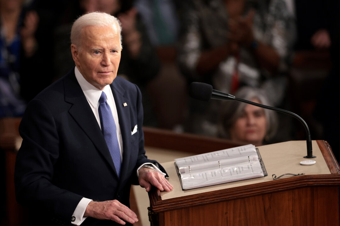 Tổng thống Joe Biden đọc Thông điệp Liên bang trước phiên họp chung của Quốc hội tại Phòng họp Hạ viện trong khu Tòa nhà Quốc hội Hoa Kỳ, ở Hoa Thịnh Đốn, hôm 07/03/2024. (Ảnh: Win McNamee/Getty Images)
