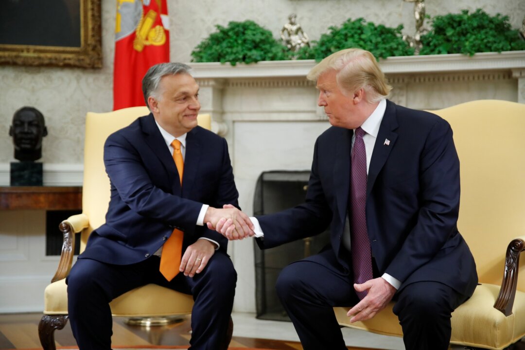 Ảnh chụp cho thấy Tổng thống Donald Trump bắt tay chào Thủ tướng Hungary Viktor Orban tại Văn phòng Tổng thống trong Tòa Bạch Ốc ở Hoa Thịnh Đốn, vào ngày 13/05/2019. (Ảnh: Reuters/Carlos Barria/File photo)