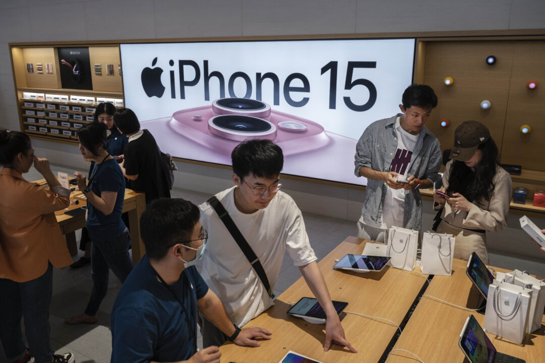 Khách hàng tại một cửa hàng hàng đầu của Apple sau khi iPhone 15 ra mắt, ở Bắc Kinh, Trung Quốc, hôm 22/09/2023. (Ảnh: Kevin Frayer/Getty Images)