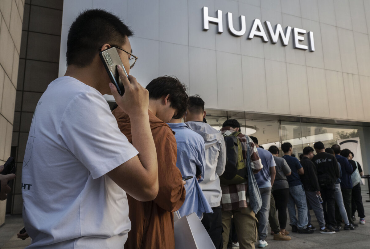 Khách hàng xếp hàng bên ngoài cửa hàng hàng đầu của Huawei ở Bắc Kinh hôm 25/09/2023. (Ảnh: Kevin Frayer/Getty Images)