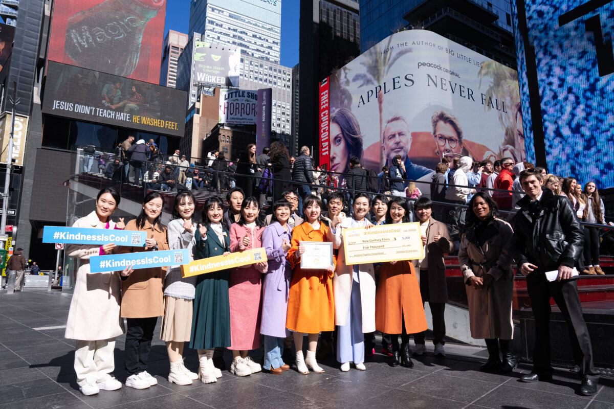 Các nhân viên của hãng New Century Films, nhóm đạt giải “Giải thưởng Đoàn thể cùng tử tế”, tại lễ trao giải “Sự tử tế thật tuyệt” của Gan Jing World ở Quảng trường Thời Đại, New York, hôm 08/03/2024. (Ảnh: Larry Dye/The Epoch Times)