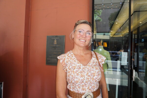 Ủy viên hội đồng Shelley Larner thưởng thức Nghệ thuật Biểu diễn Shen Yun tại Nhà hát Capitol ở thành phố Sydney, Úc hôm 10/03/2024. (Ảnh: Julia Ye/The Epoch Times)