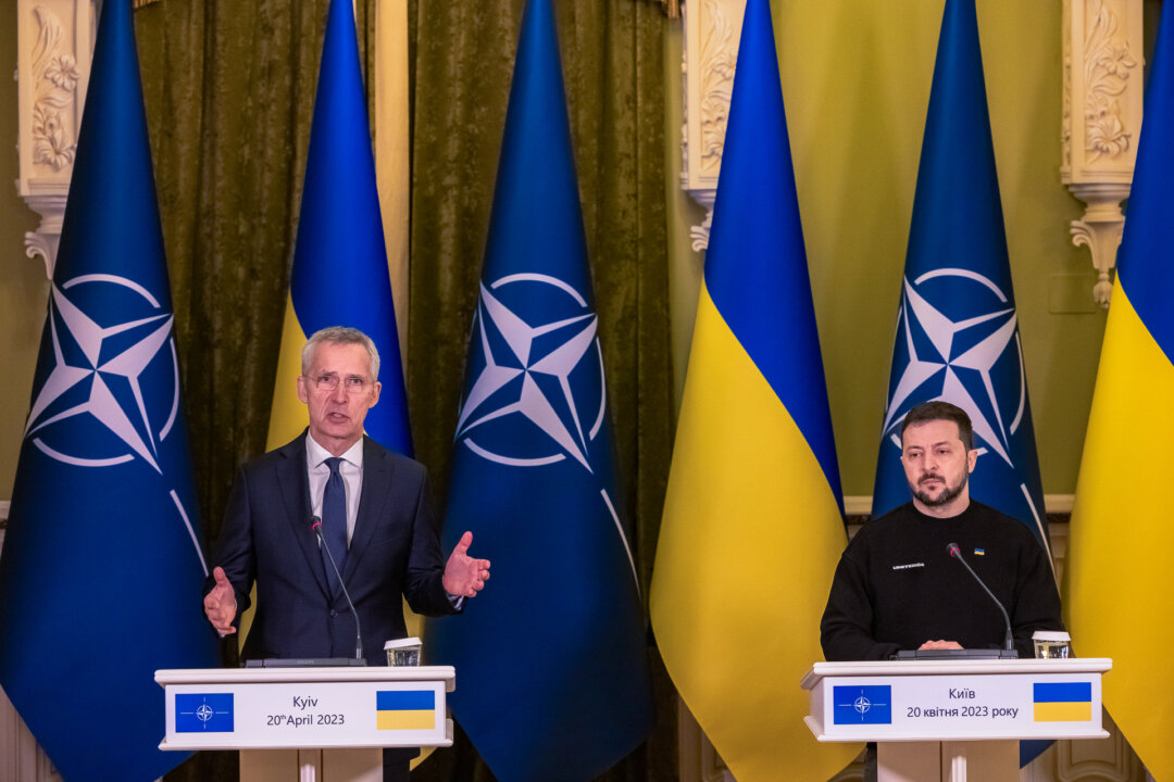 Tổng thư ký NATO Jens Stoltenberg (trái) diễn tả bằng cử chỉ bên cạnh Tổng thống Ukraine Volodymyr Zelenskyy trong cuộc họp báo chung ở Kyiv, Ukraine, hôm 20/04/2023. (Ảnh: Roman Pilipey/Getty Images)