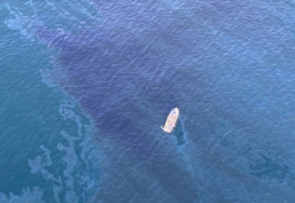 Một vệt dầu loang trên biển ngoài khơi bờ biển Huntington Beach, California, hôm 08/03/2024. (Ảnh: Hạ sĩ Nhất Richard Brahm/Lực lượng Tuần duyên Hoa Kỳ qua The Epoch Times)