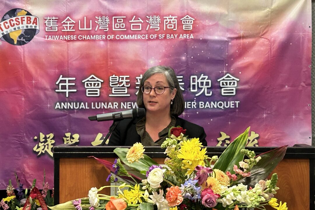 Giám đốc điều hành Viện Hoa Kỳ tại Đài Loan (AIT) Ingrid Larson có bài diễn thuyết tại buổi yến tiệc mừng Tết Nguyên Đán hàng năm do Phòng Thương mại Đài Loan Khu vực Vịnh San Francisco tổ chức tại California, hôm 09/03/2024. (Ảnh: Nathan Su/The Epoch Times)