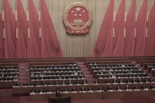 Thủ tướng Trung Quốc Lý Cường (Li Qiang) (phía dưới bên trái) đứng trên bục trình bày bài diễn văn của mình tại lễ khai mạc cuộc họp của cơ quan lập pháp chỉ trên danh nghĩa của Trung Quốc, Đại hội Đại biểu Nhân dân Toàn quốc, tại Đại lễ đường Nhân dân ở Bắc Kinh hôm 05/03/2024. Cuộc họp mặt chính trị hàng năm của Trung Quốc được biết đến với tên gọi “Lưỡng hội” này sẽ triệu tập các nhà lãnh đạo và nhà lập pháp để thiết lập nghị trình của Bắc Kinh về phát triển kinh tế và xã hội trong nước trong năm nay. (Ảnh: Kevin Frayer/Getty Images)