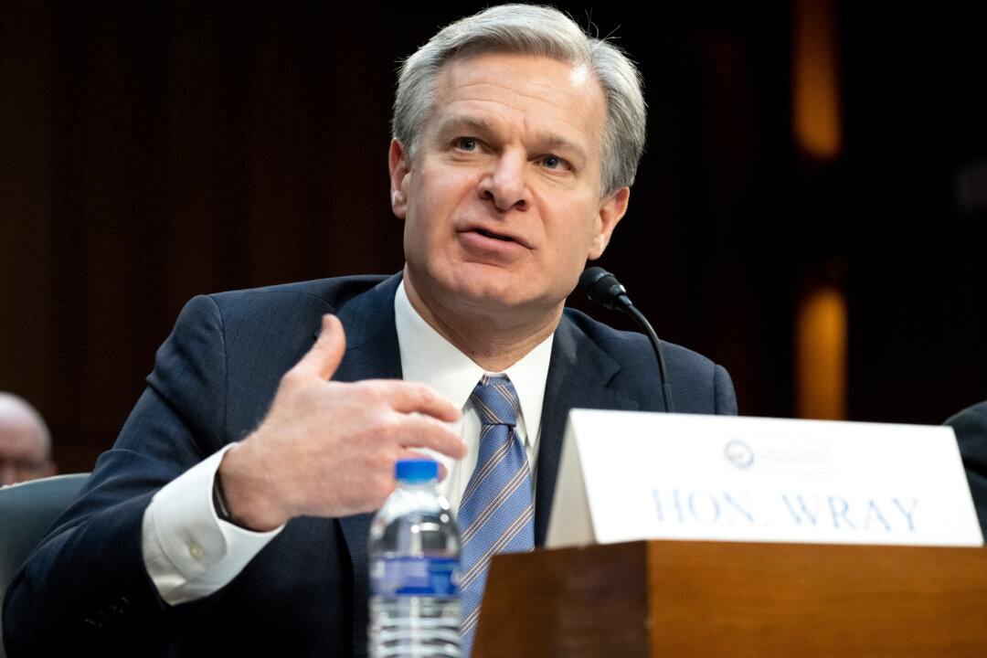 Giám đốc FBI Christopher Wray làm chứng trong một phiên điều trần của Ủy ban Đặc biệt của Thượng viện về Tình báo với chủ đề “Đánh giá các mối đe dọa trên toàn thế giới” trong Tòa nhà Văn phòng Thượng viện Hart tại Capitol Hill ở Hoa Thịnh Đốn, hôm 11/03/2024. (Ảnh: Saul Loeb/AFP qua Getty Images)