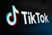 Logo của ứng dụng chia sẻ video trên mạng xã hội TikTok trong buổi ra mắt TikTok và Chiến dịch Mua hàng Bản địa trên sàn thương mại điện tử hàng đầu của Indonesia Tokopedia tại Jakarta, hôm 12/12/2023. (Ảnh: Yasuyoshi Chiba/AFP qua Getty Images)