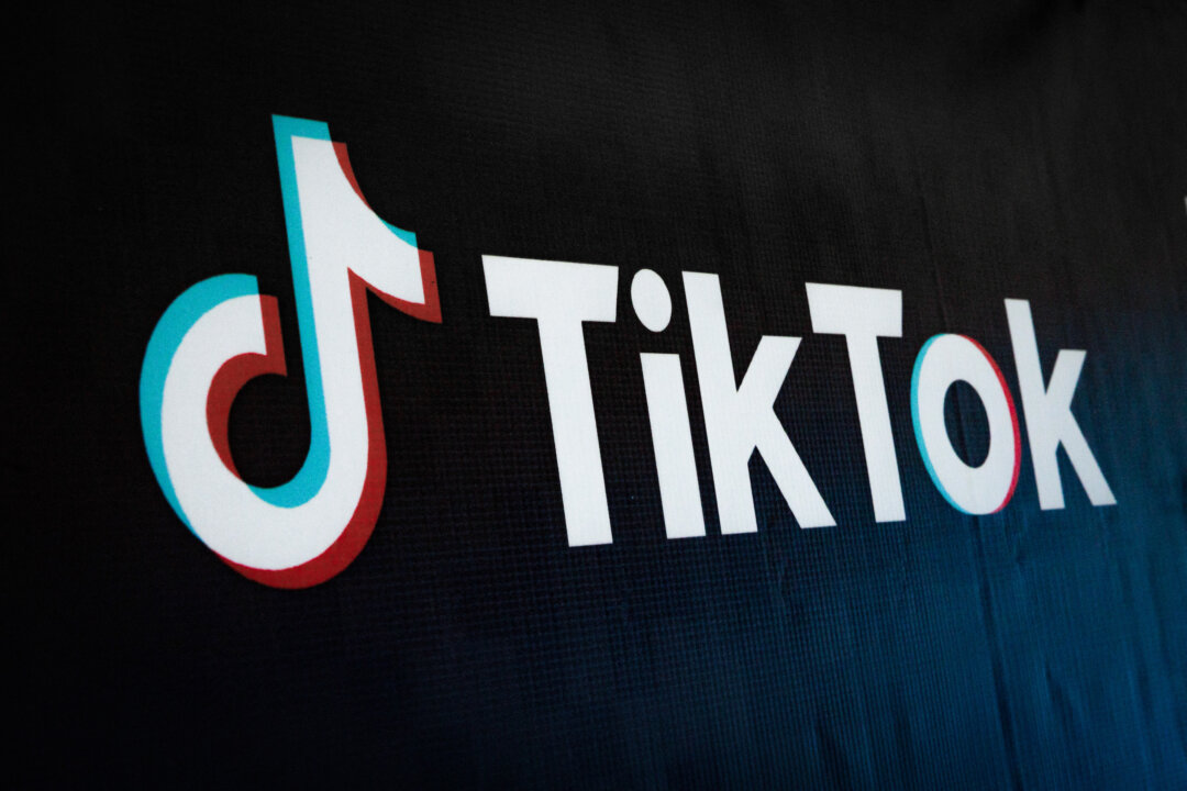 Logo của ứng dụng chia sẻ video trên mạng xã hội TikTok trong buổi ra mắt TikTok và Chiến dịch Mua hàng Bản địa trên sàn thương mại điện tử hàng đầu của Indonesia Tokopedia tại Jakarta, hôm 12/12/2023. (Ảnh: Yasuyoshi Chiba/AFP qua Getty Images)