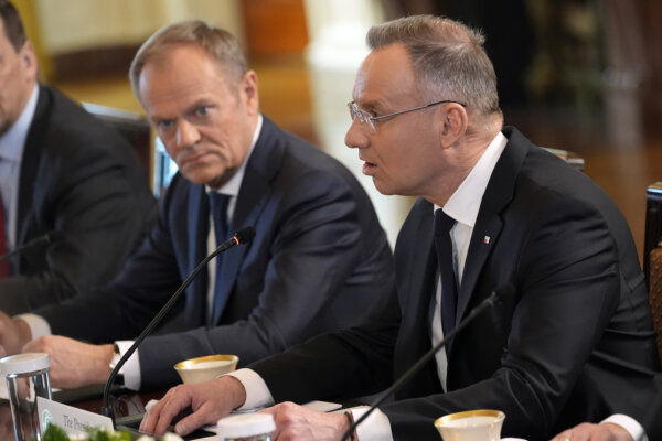 Tổng thống Ba Lan Andrzej Duda (bên phải) và Thủ tướng Ba Lan Donald Tusk tại Phòng phía Đông của Tòa Bạch Ốc, hôm 12/03/2024. (Ảnh: Andrew Harnik/AP Photo)