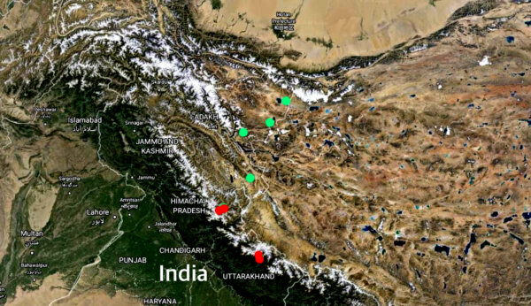 Các chấm màu đỏ đại diện cho các tiểu bang Himachal Pradesh và Uttrakhand của Ấn Độ. Hai tiểu bang thuộc dãy Himalaya này có chung 331 dặm (khoảng 533 km) đường biên giới tranh chấp với Trung Quốc. Ấn Độ gần đây đã khai triển 10,000 binh sĩ dọc theo dải biên giới này. Các chấm xanh được đặt gần như dọc biên giới Ladakh. (Ảnh: Bản đồ Google được Venus Upadhayaya điều chỉnh)