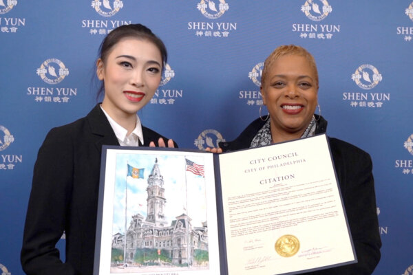 Bà Cindy Bass (phải) trao tặng cho Shen Yun Performing Arts thư khen ngợi của thành phố Philadelphia. (Ảnh: Steve Wen/The Epoch Times)