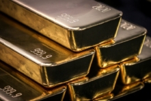 Hình ảnh các thỏi vàng sau khi được kiểm tra và đánh bóng tại công ty chế tác kim loại quý ABC Refinery ở Sydney hôm 05/08/2020. (Ảnh: David Gray/AFP qua Getty Images)