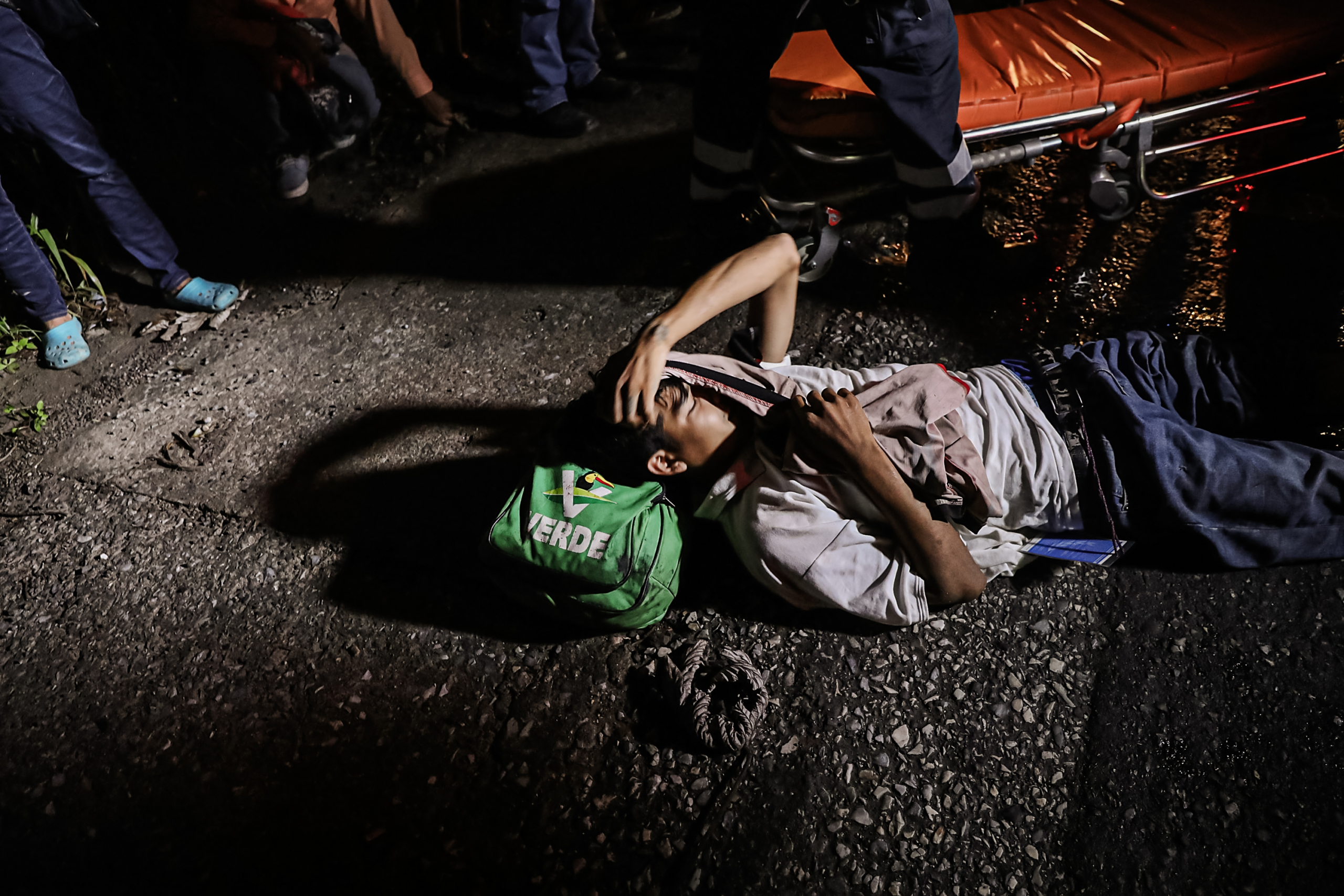 Một người đàn ông Salvador được nhân viên y tế sơ cứu sau khi bị đứt chân khi cố nhảy lên xe tải ở Matias Romero, Mexico, vào ngày 02/11/2018. (Ảnh: Spencer Platt/Getty Images)