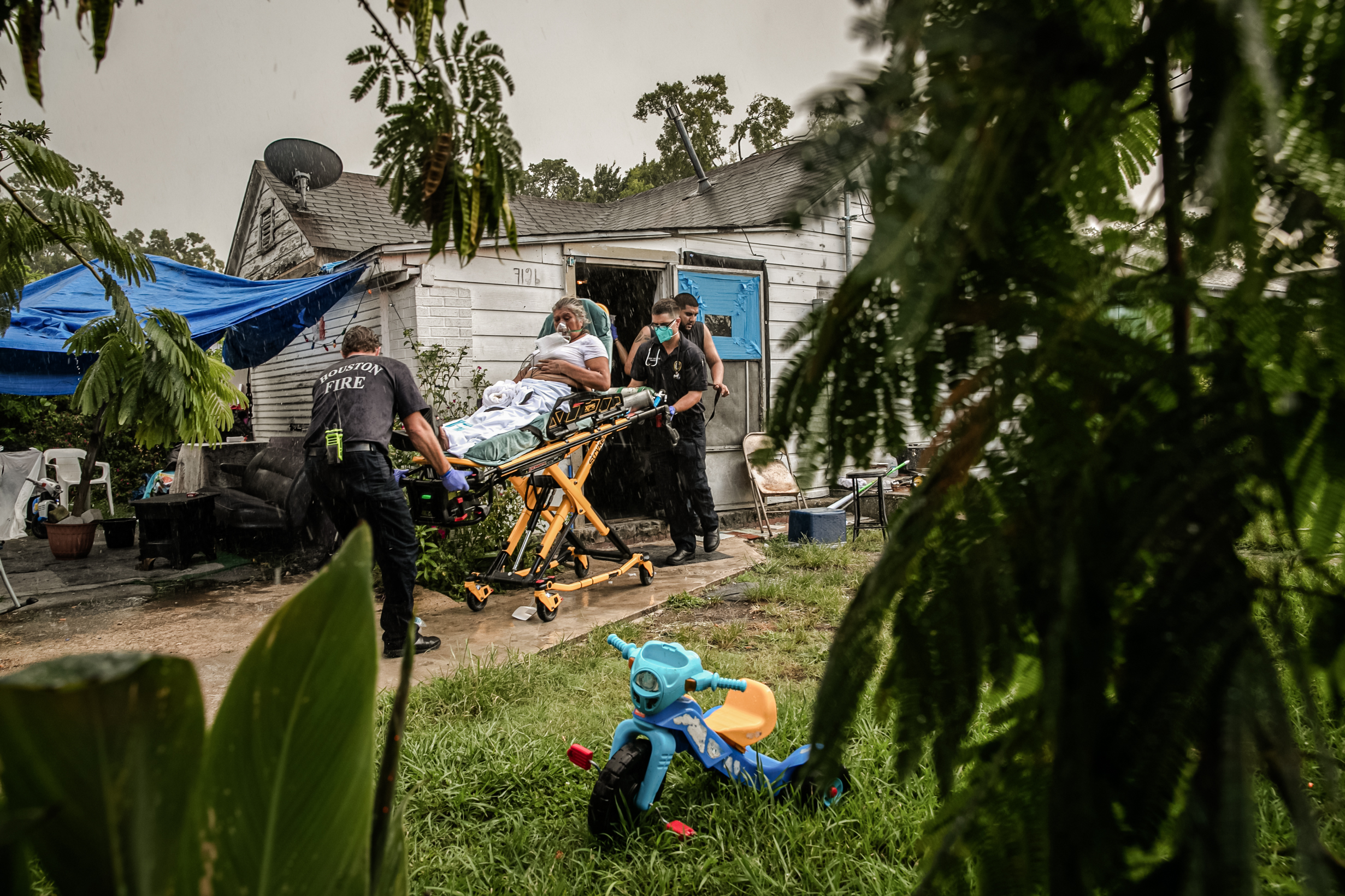 Nhân viên y tế của EMS cùng Sở cứu hỏa Houston vận chuyển một phụ nữ Mexico đến bệnh viện ở Houston vào ngày 12/08/2020. (Ảnh: John Moore/Getty Images)