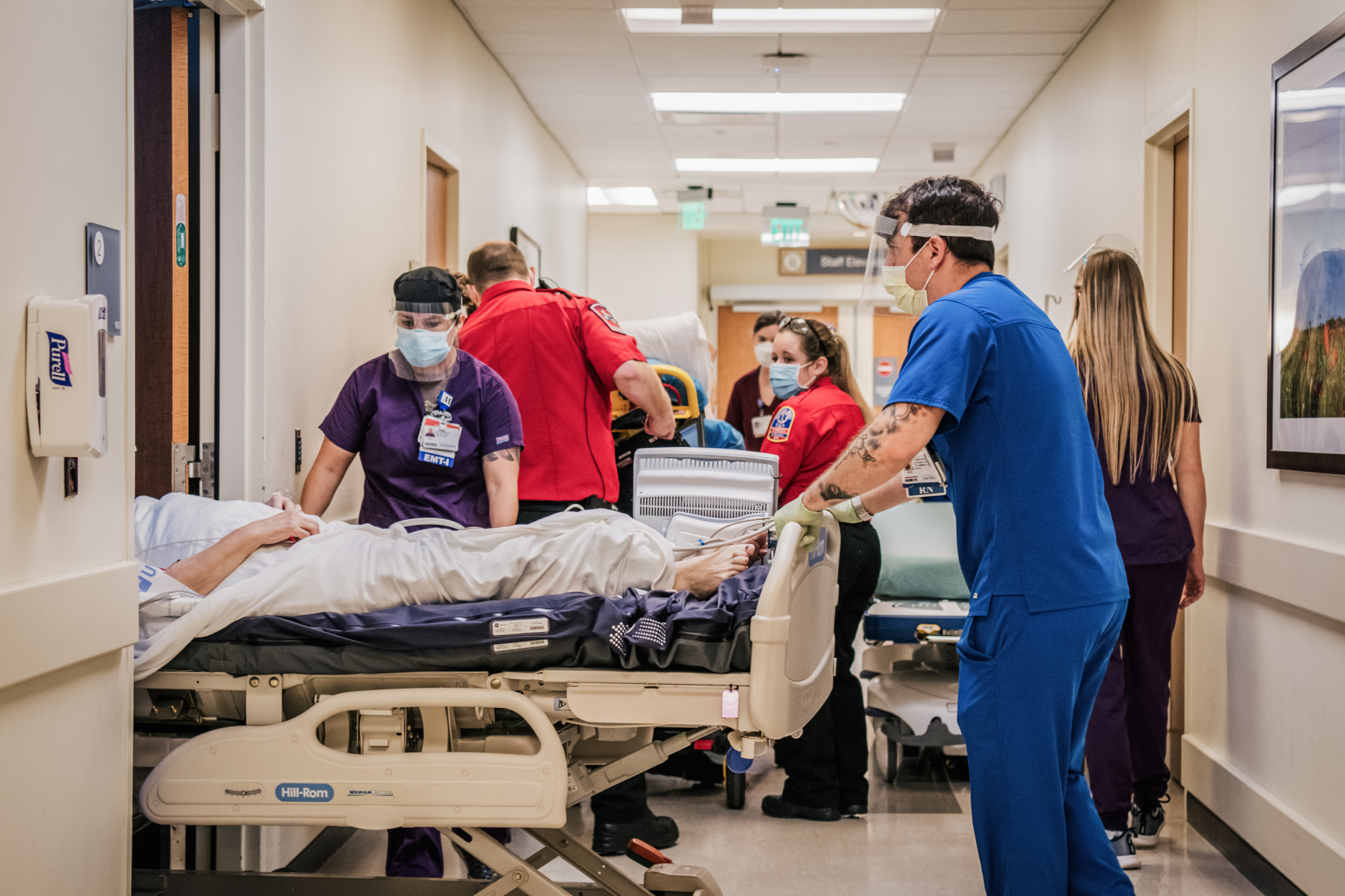 Các y tá phòng cấp cứu và EMT chăm sóc bệnh nhân trên hành lang tại Bệnh viện Houston Methodist The Woodlands ở Houston vào ngày 18/08/2021. (Ảnh: Brandon Bell/Getty Images)