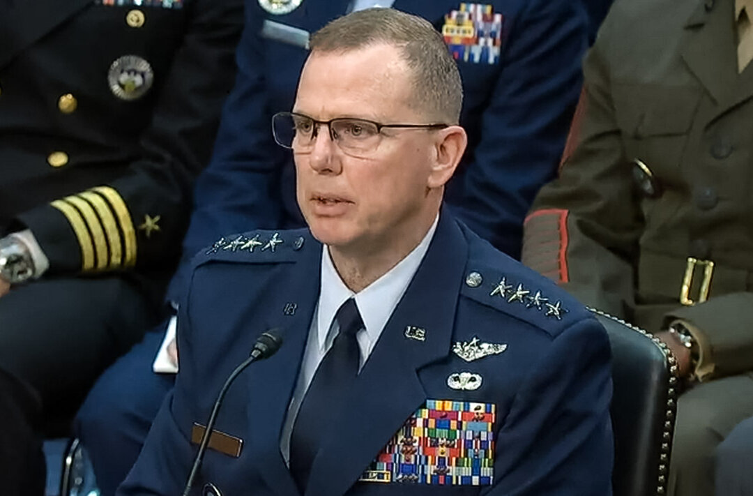 Tướng Không quân Gregory M. Guillot điều trần trước Thượng viện Hoa Kỳ tại Hoa Thịnh Đốn hôm 14/03/2024. (Ảnh: Thượng viện qua The Epoch Times)