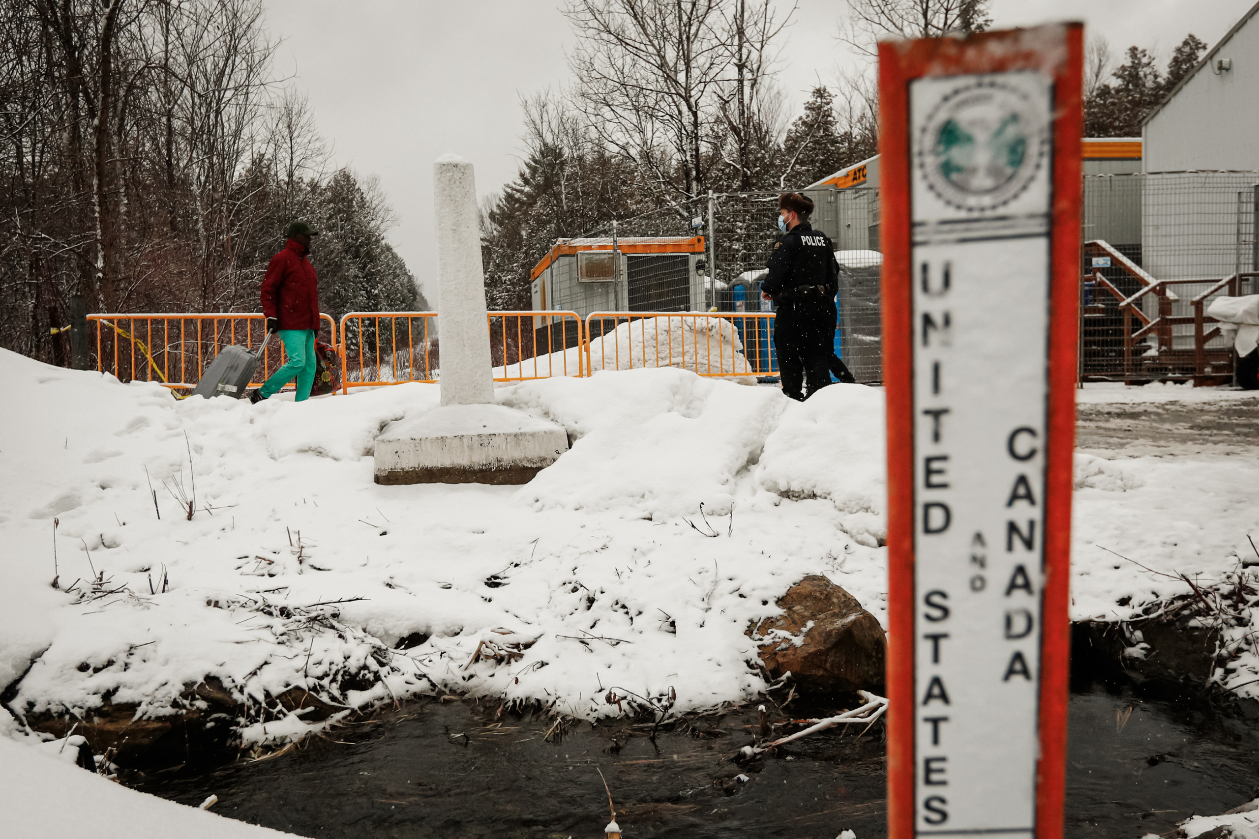 Các Cảnh sát Hoàng gia Canada đón những người xin tị nạn khi họ vượt biên đến đường Roxham ở Champlain, New York, vào ngày 25/03/2023. (Ảnh: Lars Hagberg/AFP qua Getty Images)
