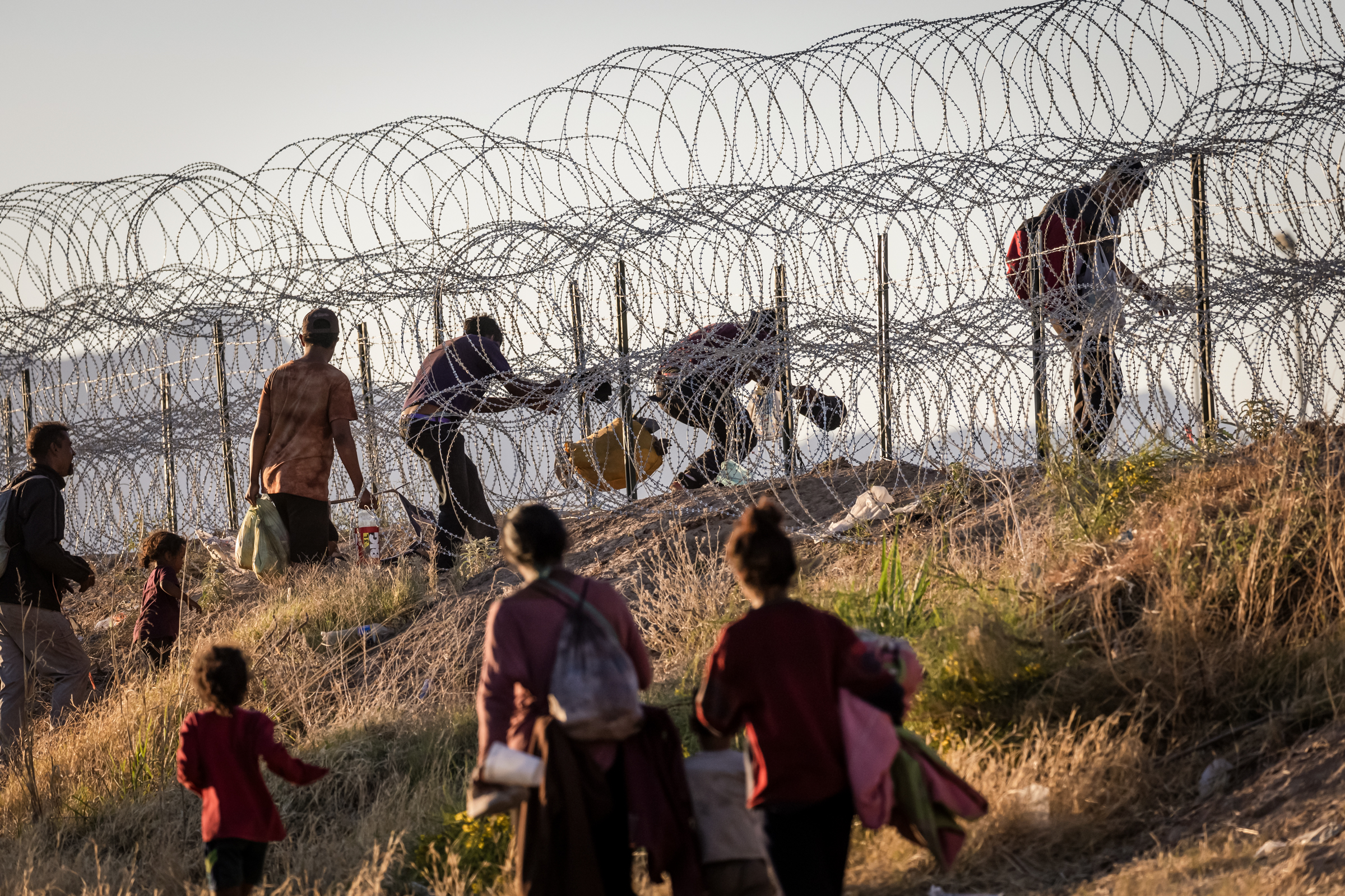 Những người nhập cư bất hợp pháp từ Mexico vào Hoa Kỳ để được các nhân viên Tuần tra Biên giới ở El Paso, Texas giải quyết, vào ngày 08/05/2023. (Ảnh: John Moore/Getty Images)
