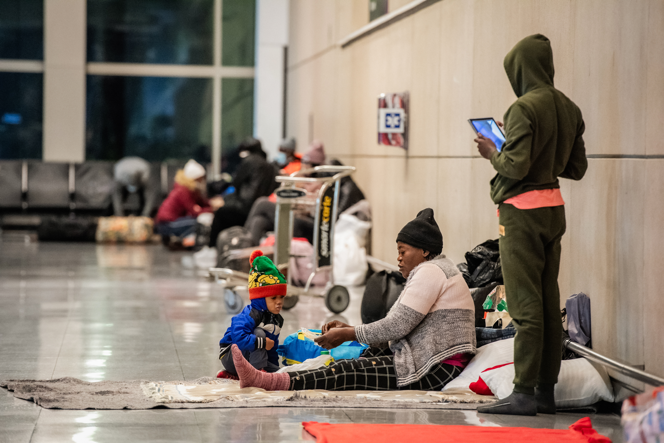 Những người nhập cư bất hợp pháp sử dụng Nhà ga E tại Phi trường Quốc tế Boston Logan làm nơi trú ẩn ở Boston vào ngày 30/01/2024. (Ảnh: Joseph Prezioso/AFP qua Getty Images)