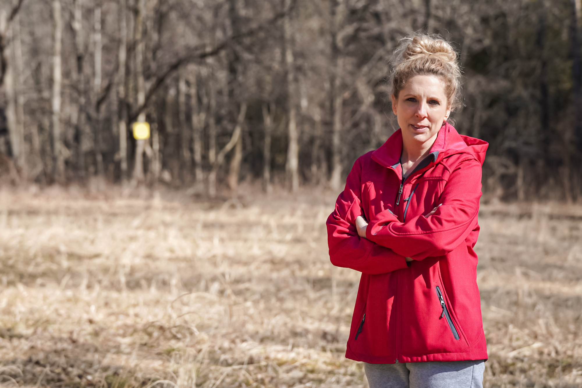 Bà Kristy Brow đứng trên một bãi đất trống trong khu đất rộng 21 mẫu Anh của bà ở Highgate, Vermont, hôm 08/03/2024. (Ảnh: Allan Stein/The Epoch Times)