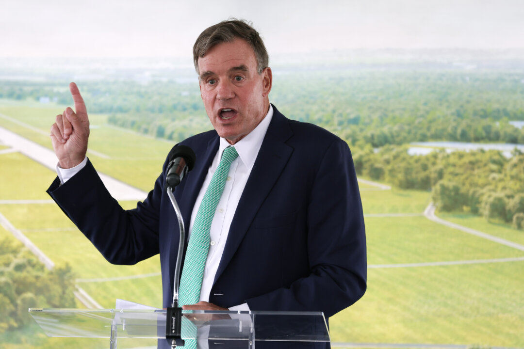 Thượng nghị sĩ Mark Warner (Dân Chủ-Virginia) nói chuyện trong sự kiện động thổ dự án Lưu trữ và Năng lượng Mặt trời Dulles tại Phi trường Quốc tế Dulles ở Dulles, Virginia, ngày 22/08/2023. (Ảnh: Alex Wong/Getty Images)