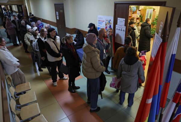 Người dân xếp hàng dài để vào một điểm bỏ phiếu vào khoảng trưa ngày cuối cùng của cuộc bầu cử tổng thống ở thị trấn Kudrovo, Nga, hôm 17/03/2024. (Ảnh: Anton Vaganov/Reuters)