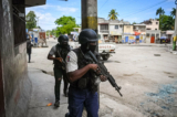 Cảnh sát tuần tra một khu phố trong bối cảnh bạo lực liên quan đến băng đảng ở trung tâm thành phố Port-au-Prince hôm 25/04/2023. (Ảnh: Richard Pierrin/AFP qua Getty Images)