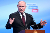 Tổng thống Nga và là ứng cử viên tổng thống Vladimir Putin gặp gỡ giới truyền thông tại trụ sở chiến dịch tranh cử của ông ở Moscow, hôm 18/03/2024. (Ảnh: Natalia Kolesnikova/Pool/AFP qua Getty Images)