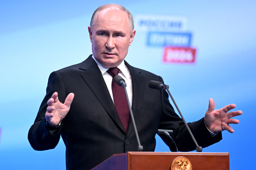 Tổng thống Nga và là ứng cử viên tổng thống Vladimir Putin gặp gỡ giới truyền thông tại trụ sở chiến dịch tranh cử của ông ở Moscow, hôm 18/03/2024. (Ảnh: Natalia Kolesnikova/Pool/AFP qua Getty Images)